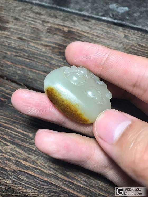 和田玉籽料府上有龙雕件_吊坠挂件和田玉