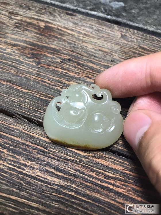 和田玉籽料府上有龙雕件_吊坠挂件和田玉