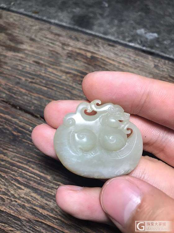 和田玉籽料府上有龙雕件_吊坠挂件和田玉