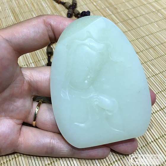 两个充籽料的韩料和青海料对比_挂件和田玉