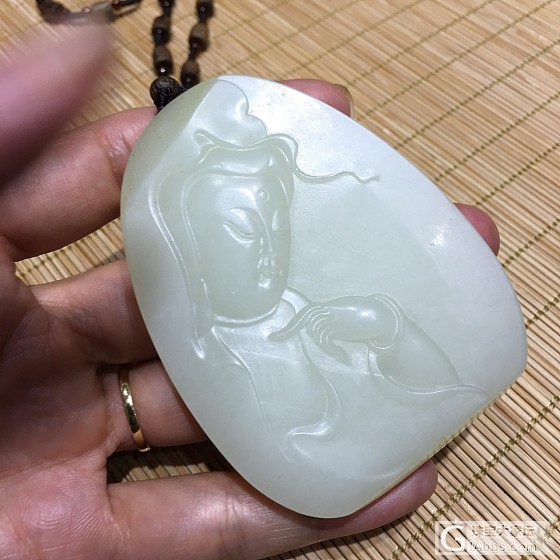 两个充籽料的韩料和青海料对比_挂件和田玉