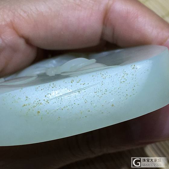 两个充籽料的韩料和青海料对比_挂件和田玉