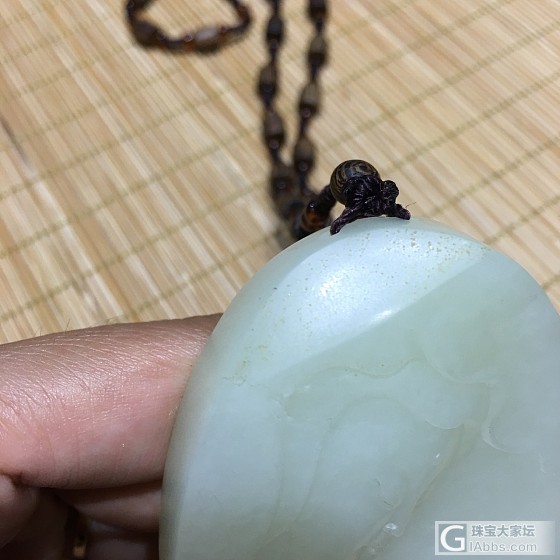 两个充籽料的韩料和青海料对比_挂件和田玉