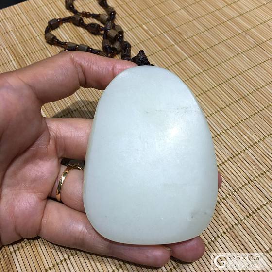 两个充籽料的韩料和青海料对比_挂件和田玉