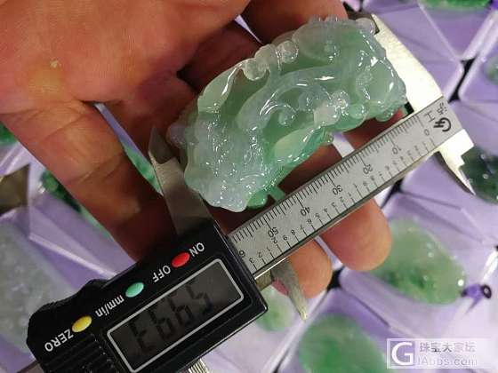 果绿大貔貅，挺干净，挺亮的，昨天从曦月翡翠的直播中淘的，1500元，感觉挺好，只..._挂件翡翠