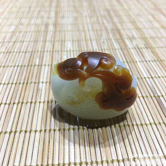 红沁三色鹅如意_挂件和田玉