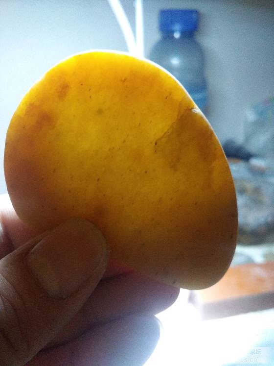 这块黄是不是太浓了点，粗磨了下，还是有些杂不想磨了。。_原石