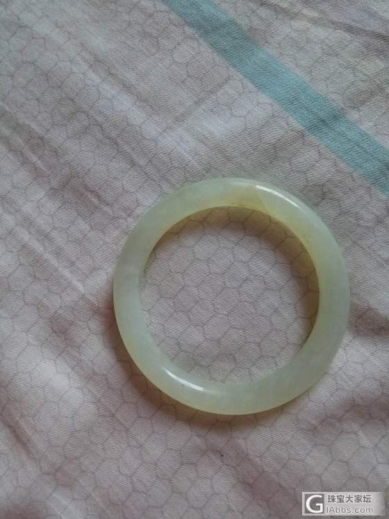 朋友送的，可能不值什么钱，大家帮忙看看是什么材料。_手镯玉石