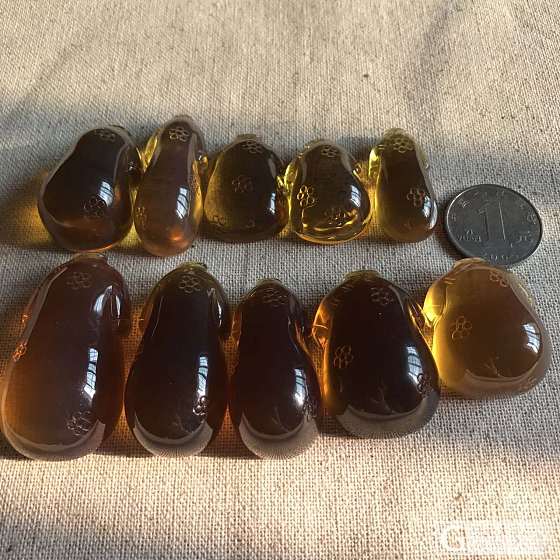 好多小旗袍_琥珀挂件