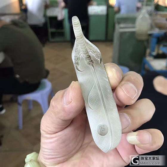 和田玉夹生在海拔3500米以上高绵延的昆仑山脉山岩中。和田玉_珠串挂件和田玉