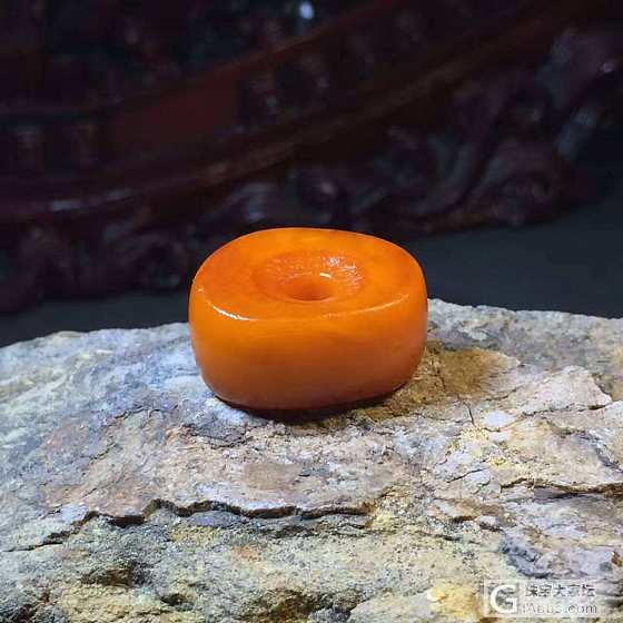 极品红皮满蜜大年份饼子，器型规整，风化清晰可见，蜡质浓郁，背云首选_挂件蜜蜡