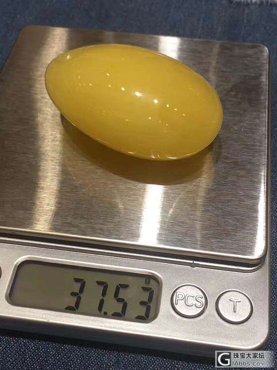 37.5克，纯天然蜜蜡鸡油黄鱼眼随性吊坠，非常规整漂亮，旁边有个小粉色点，特价1..._挂件蜜蜡