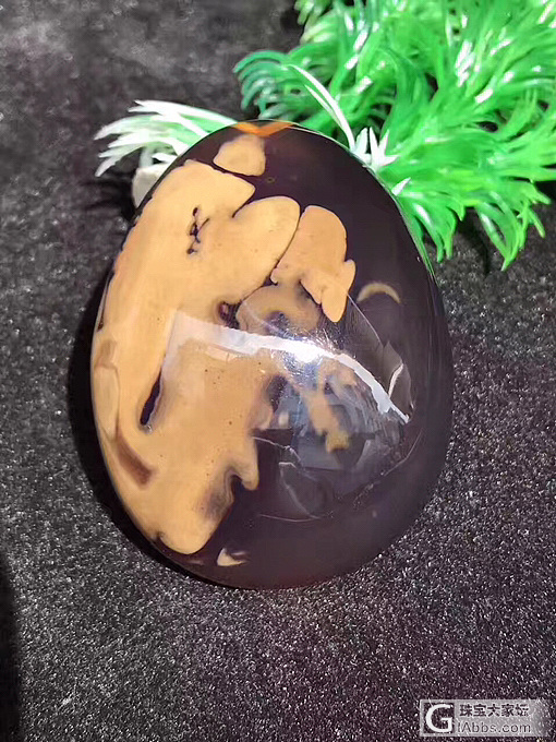 今日新品：孤狼望月！
紫罗兰白根溶洞蜜，完美水滴蛋面随行，蜜纹浓厚，纹路特异，像..._玉石