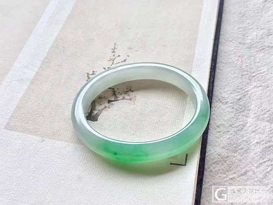 温润耐看 淡雅风情的美镯
无比细腻水润的糯化地。
老坑料冰糯种，戴一段棉散去些会..._翡翠