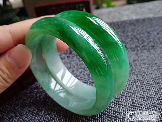 一对阳绿宽边翡翠手镯_手镯翡翠