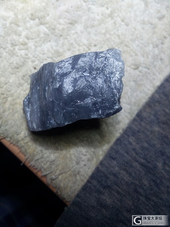 蓝色透明钻石原石里这种应该是最蓝了吧_原石