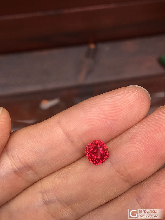 被宝石的荧光深深吸引了_刻面宝石名贵宝石