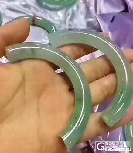 手一滑，咔，30万翡翠手镯碎一地！_翡翠