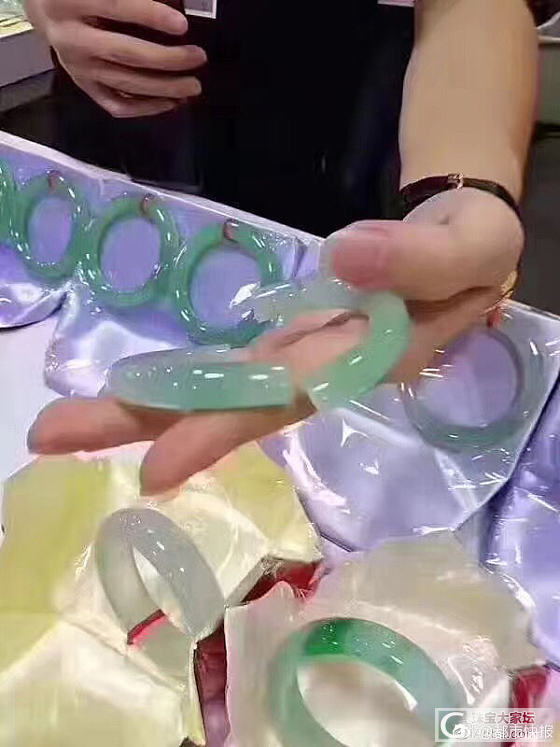 手一滑，咔，30万翡翠手镯碎一地！_翡翠