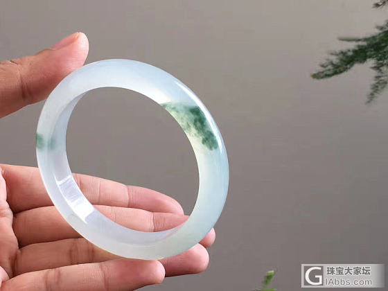 预告一下～

第一支镯子是59的大圈口～
性价比高～_翡翠手镯