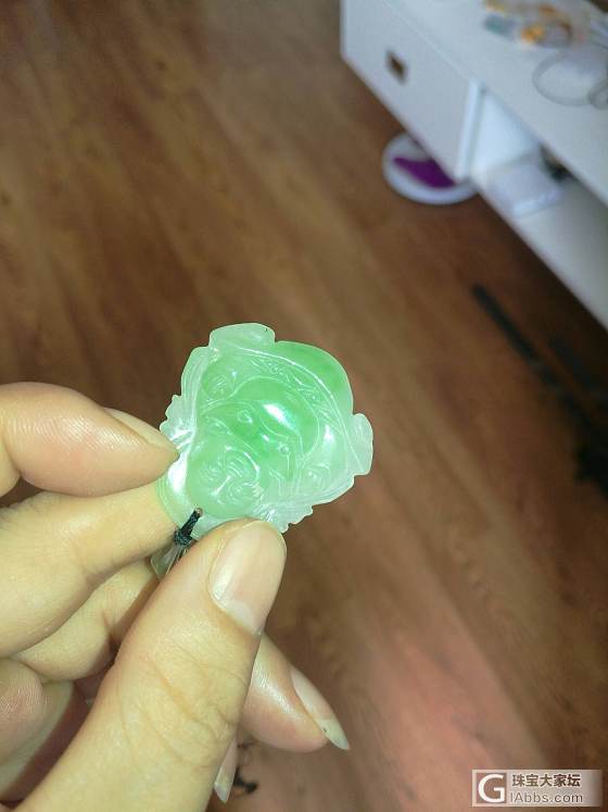 这是十年前朋友送的说是开了光的，有人说是假的。请朋友老师们帮看一下谢谢_挂件翡翠