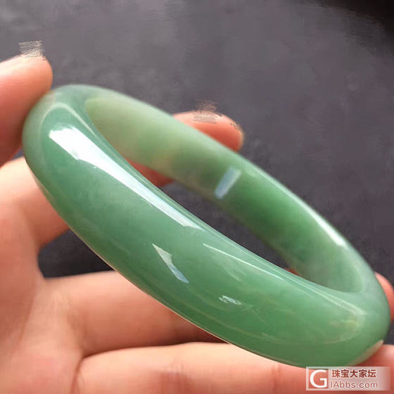 刚入手的翡翠手镯，不太懂，行家给估一下价吧8000买的_手镯翡翠