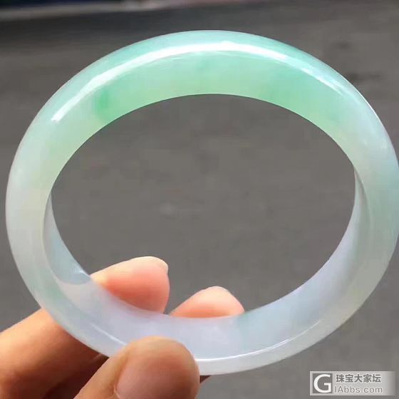 刚抛光出来的一支手镯 还热乎着呢_手镯翡翠