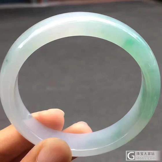 刚抛光出来的一支手镯 还热乎着呢_手镯翡翠