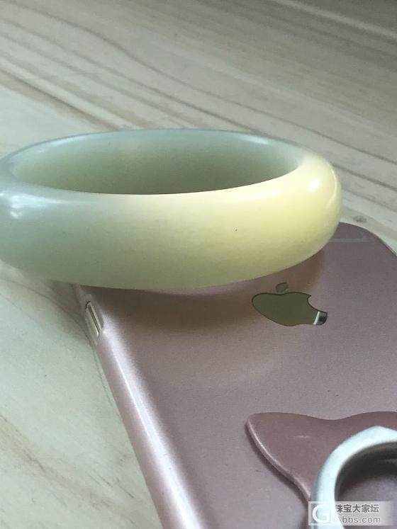 请坛里的行家高手帮忙帮忙给看看这个镯子是不是籽料的？可不可以留？谢谢了！_手镯和田玉