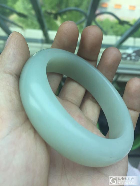 请坛里的行家高手帮忙帮忙给看看这个镯子是不是籽料的？可不可以留？谢谢了！_手镯和田玉