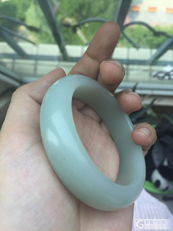 请坛里的行家高手帮忙帮忙给看看这个镯子是不是籽料的？可不可以留？谢谢了！_手镯和田玉