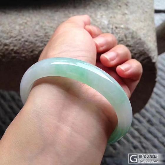 【迈绿】7.17  林更新拿的是翡翠玉佩吗？？_手镯挂件翡翠
