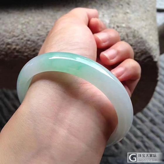 【迈绿】7.17  林更新拿的是翡翠玉佩吗？？_手镯挂件翡翠