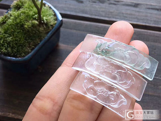 翡翠在世界上非常稀少，而且随着时间的推移会越来越少。奇货可居，稀少造就了翡翠之美。_挂件翡翠