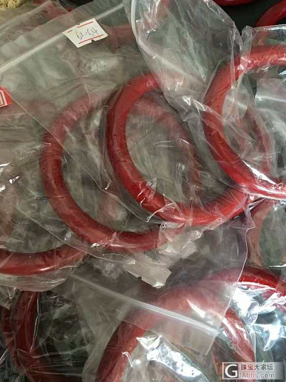 红珊瑚拼接手镯 圈口齐全 好颜色 好品质 最好的工艺 面部平滑无凸凹不平_珊瑚手镯