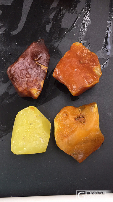 四个出小坠子 平安扣和全皮金绞白_原石琥珀蜜蜡