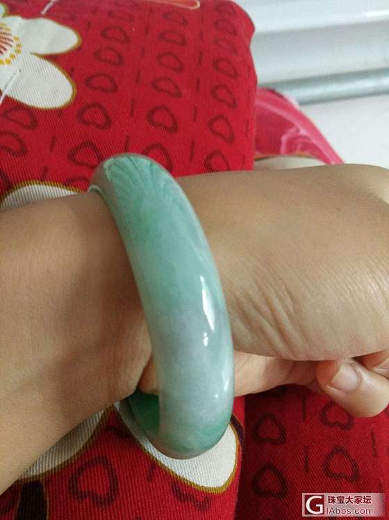 玉有內行让士吗？看看这手镯上是玉纹还是玉裂，看下玉镯值多少钱？_手镯翡翠