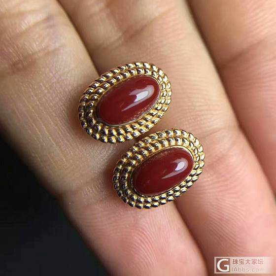 🌹赤红啊卡珊瑚.果冻水润🍒、采用18k金镶嵌并搭配南非钻💎，清晰可见、色泽浓郁饱满_耳钉吊坠珊瑚