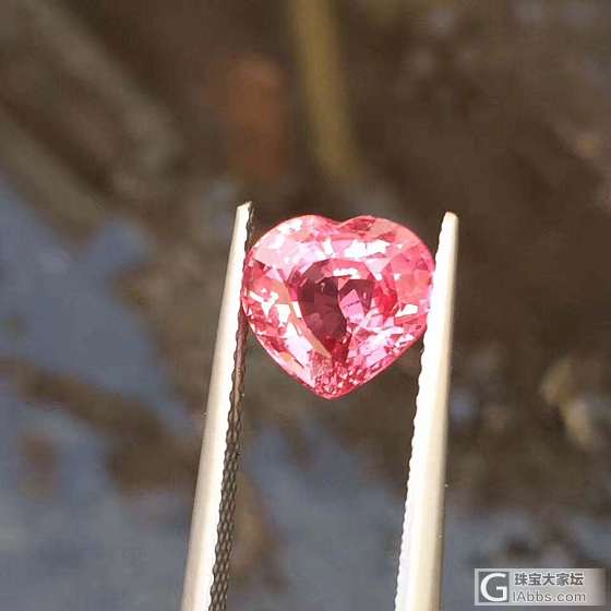 莲花刚玉，也叫帕帕拉恰。_刻面宝石蓝宝石