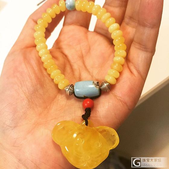 杭小虎：硬要老公买的虎头蜜蜡坠，然后被我东改西串称一条童趣的手链，可爱吗？_蜜蜡