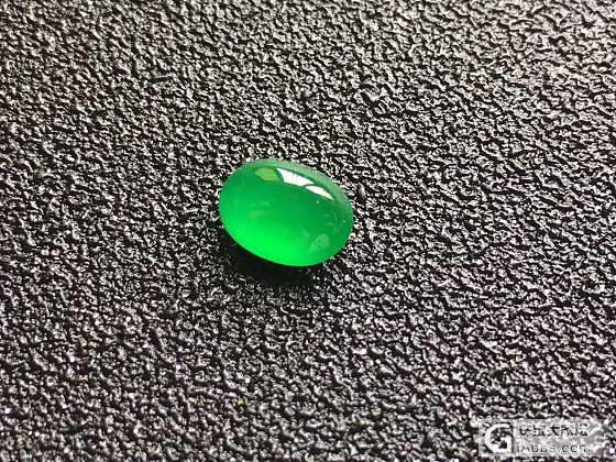 绿的总能更吸引人_挂件蛋面翡翠