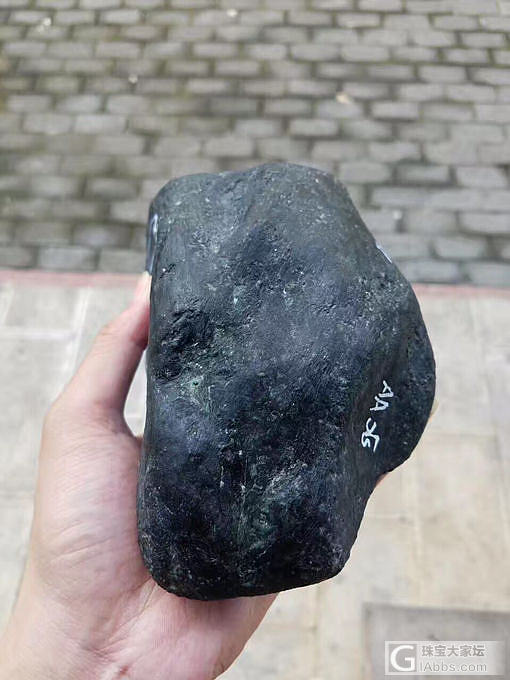 ZLa302，精品格应角满色正阳绿手镯赌料，种老，松花、白莽绕身，色正，色阳，浓..._赌石