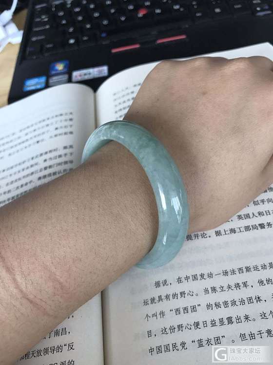 刚收到的镯子，中四值不值呀？_手镯翡翠
