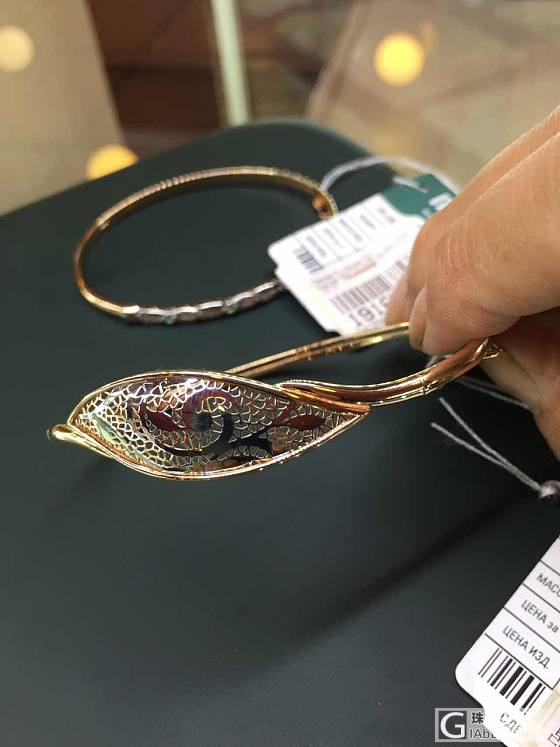 今天去了金店，拍了俄罗斯人说的绿琥珀，还有绿玛瑙手链琥珀手链琥珀和蜜蜡胸针_珠串有机宝石金