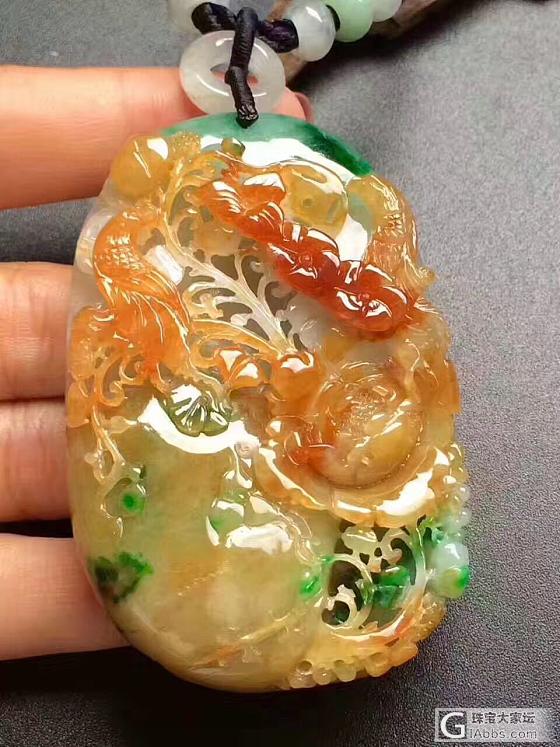 【翡翠知识】翡翠的颜色有原生色和次生色。原生色指的是翡翠在早期结晶的过程中形成的..._挂件翡翠