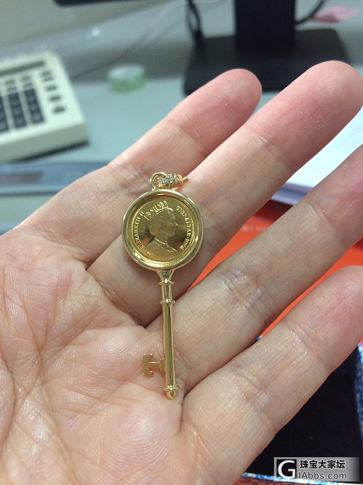 用绿松仿了宝格丽，用金币仿了钥匙，顶着锅盖发个贴。_金吊坠打磨松石