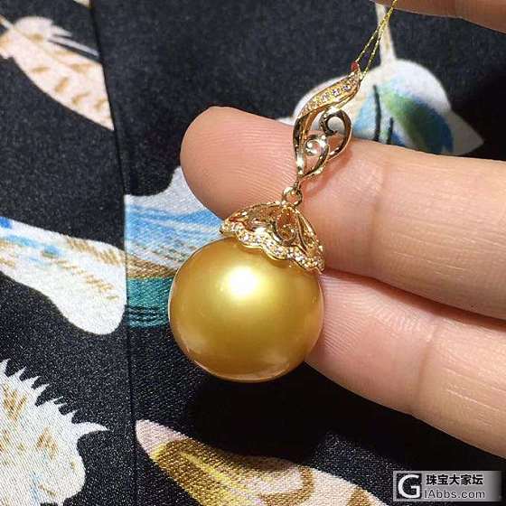 七夕特惠🎁🎁！菲律宾天然浓金，近正圆！极强光基本无暇，如图6所示有一个小针眼和极..._海水珍珠吊坠