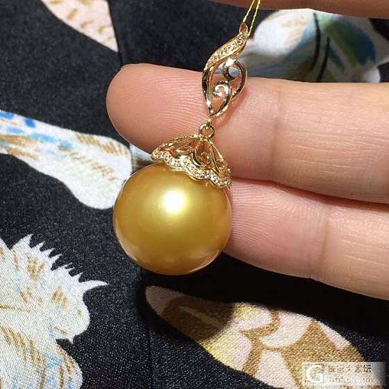 七夕特惠🎁🎁！菲律宾天然浓金，近正圆！极强光基本无暇，如图6所示有一个小针眼和极..._海水珍珠吊坠
