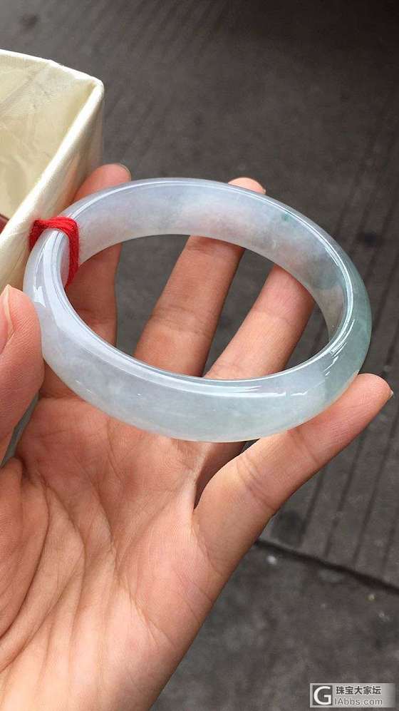 买翡翠手镯大概一万左右。什么样的合适、比较年轻的人带_手镯翡翠