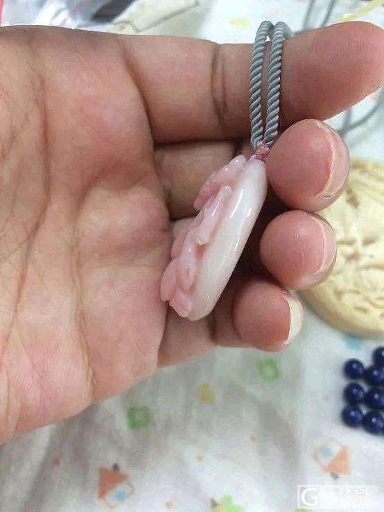 两个对半刀的精品粉蛋白_挂件欧泊